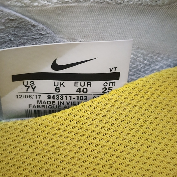 Nike Epic React Flyknit Running Shoes, Youth 7 - Picture 9 of 9